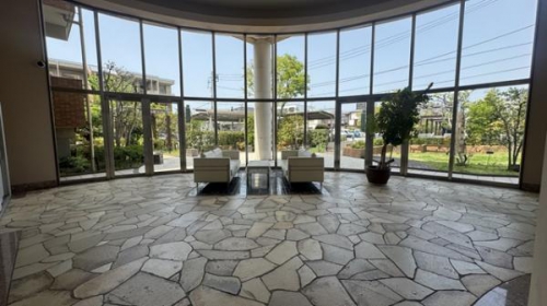 エントランスホールは上部吹き抜けで開放感があります　　