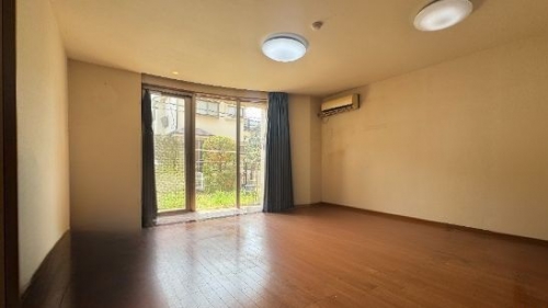 南東向きの専用庭付のリビング【2025年撮影（家具消し等のCG加工あり）】