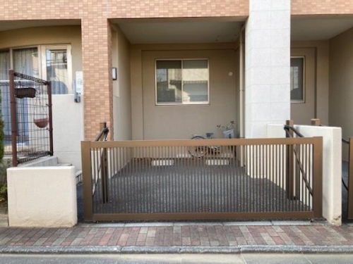 ゲート付専用駐車場同一建物別住戸比で駐車場幅員が広めでファミリーカーも余裕をもって駐車可能です！