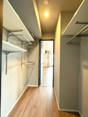 使い勝手の良いウォークインスルークローゼット