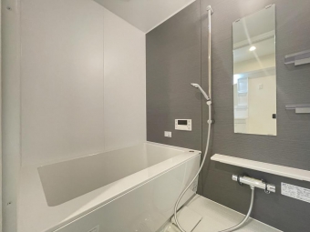 シックで落ち着いた浴室